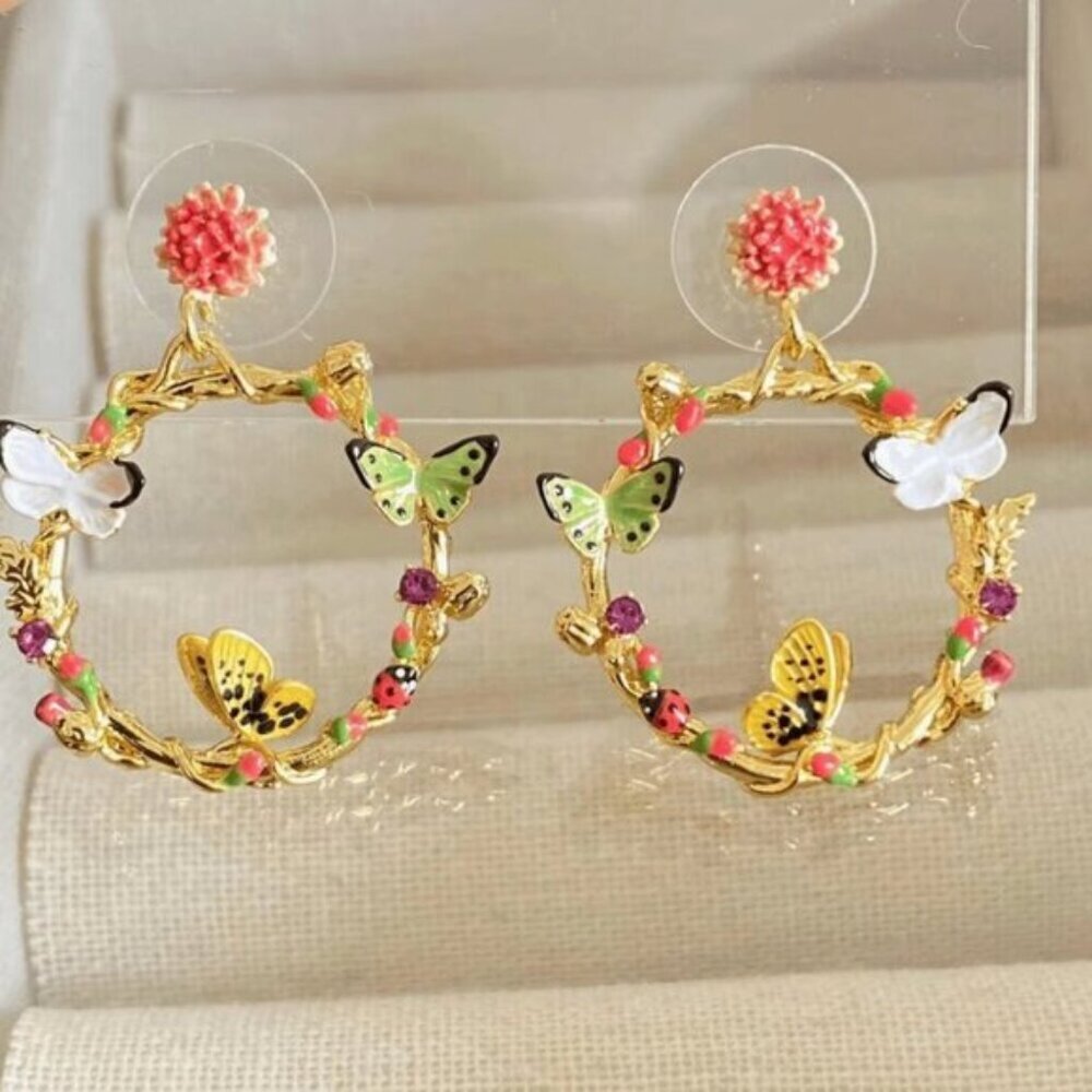 LES NÉRÉIDES LOVES ANIMALS ENAMELED BUTTERFLY AND VEGETAL ELEMENTS DANGLING POST